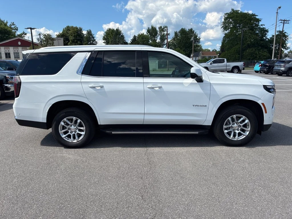 Used 2025 Summit White Chevrolet LT image 4