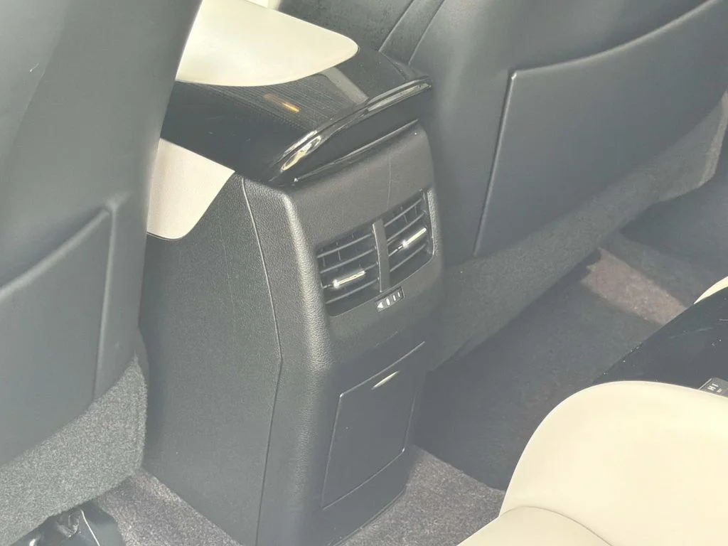 Used 2018 CRYSTAL WHITE Toyota Base image 23