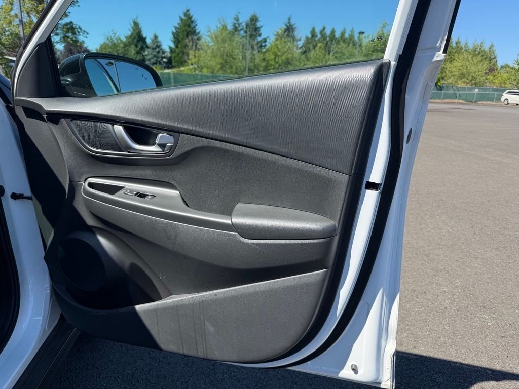 Used 2023 Lunar White w/Black Roof Hyundai SE image 24