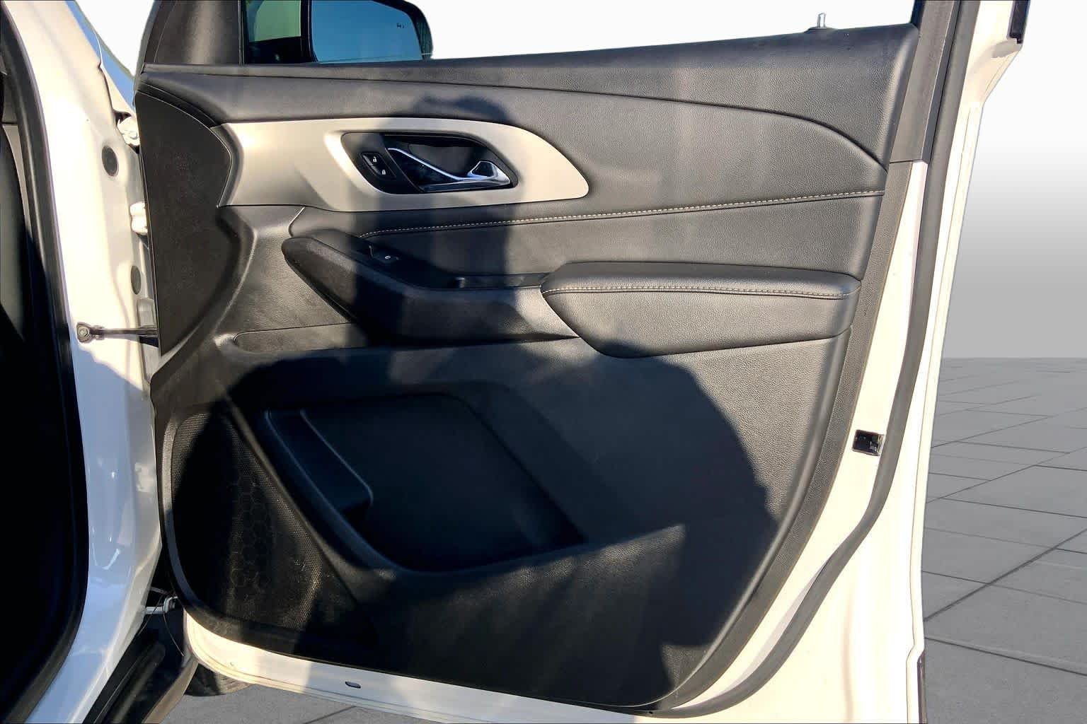 Used 2023 Iridescent Pearl Tricoat Chevrolet LT Leather image 19