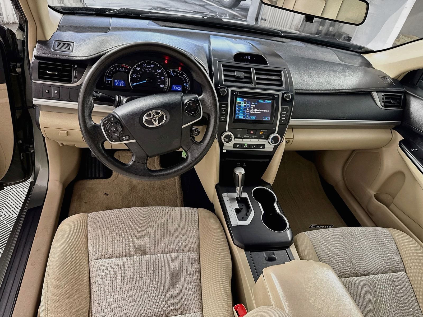 Used 2012 Green Toyota LE image 16