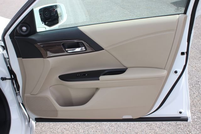 Used 2017 White Honda Touring image 31