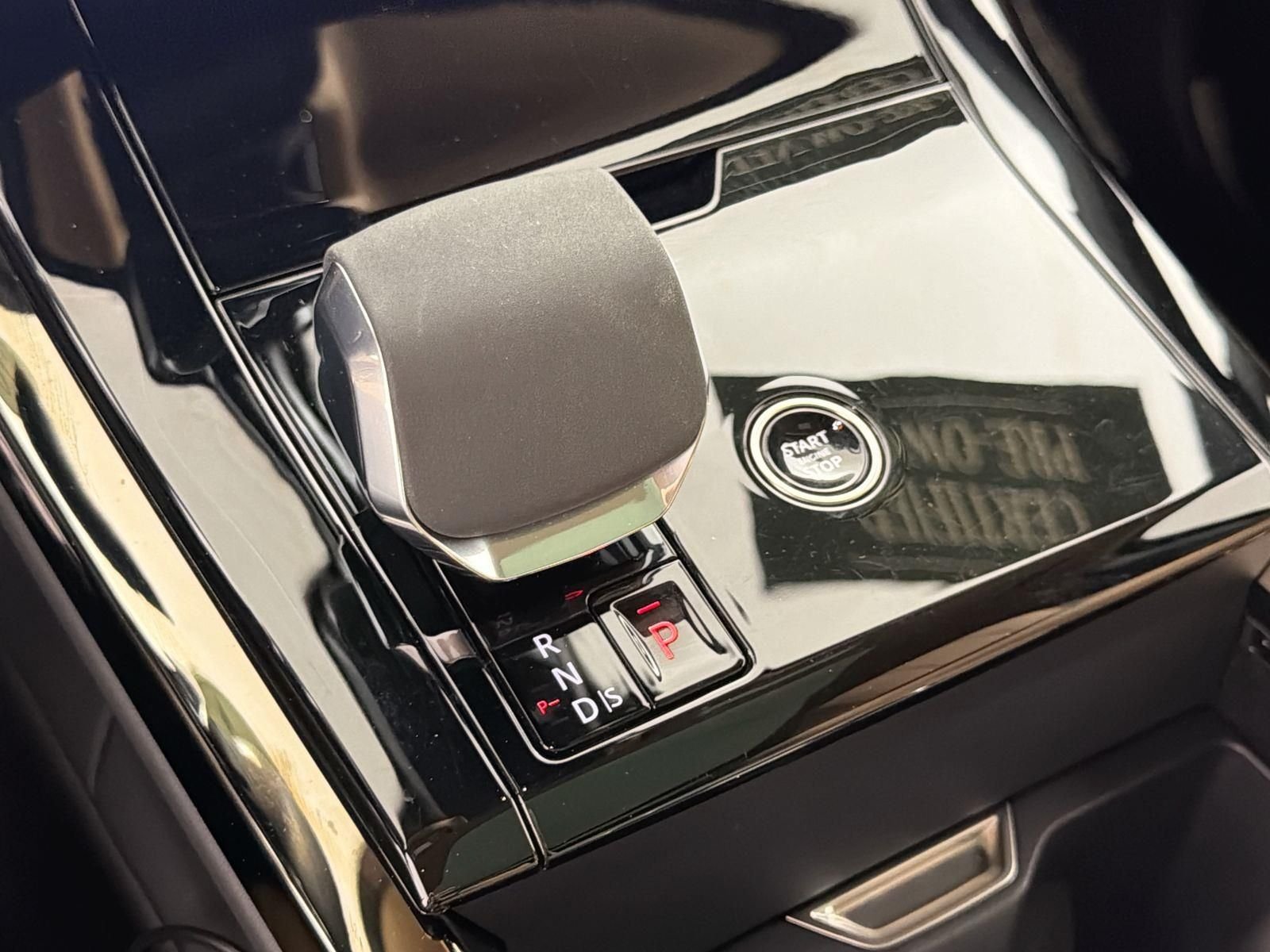 Used 2024 Fuji White Land Rover SE image 16