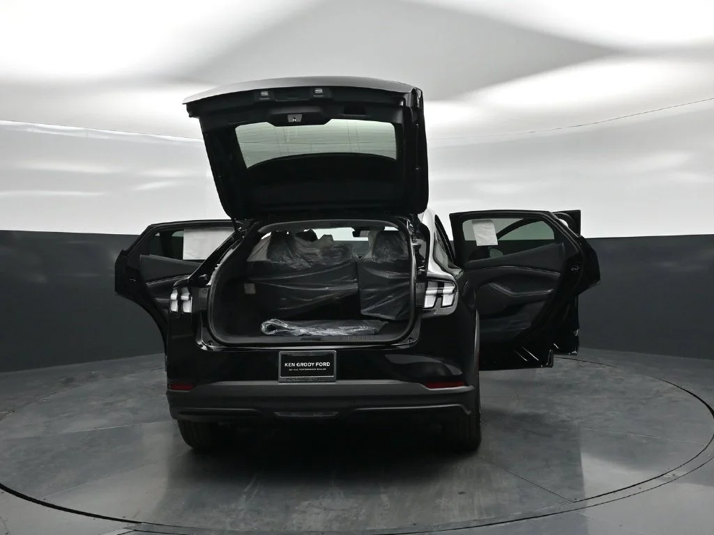 New 2026 Shadow Black Ford Select image 27