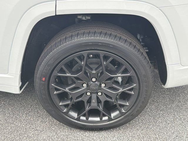 New 2026 White/off-white Jeep Summit image 24
