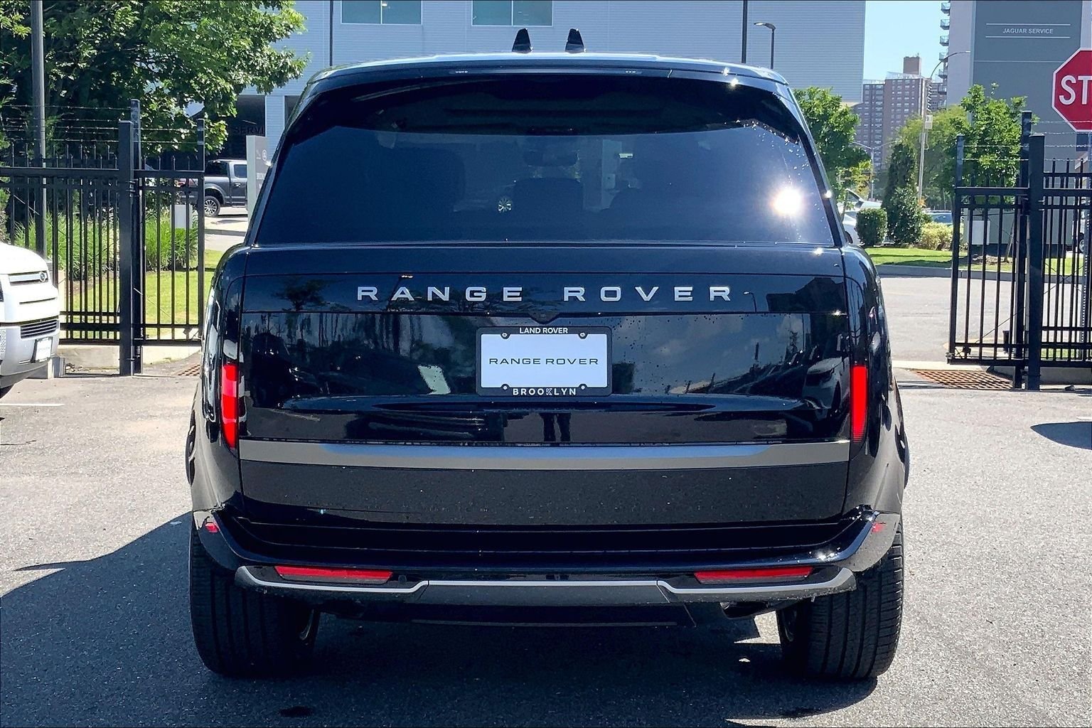 New 2027 Santorini Black Land Rover SE image 4