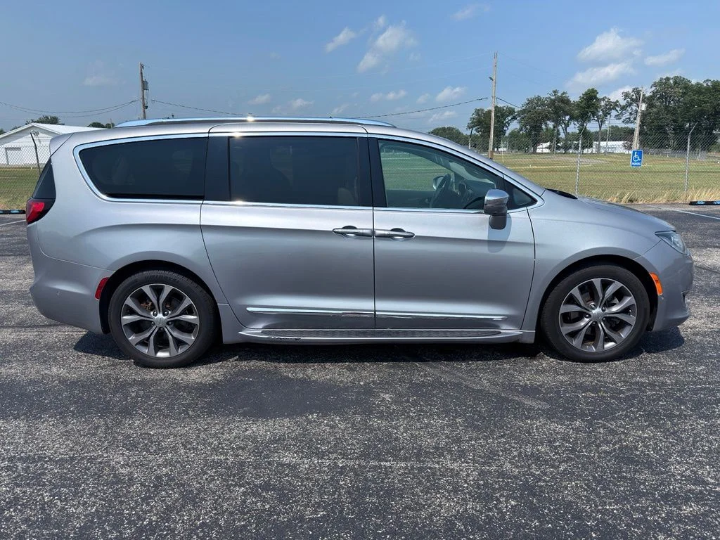 Used 2017 Silver Chrysler Limited image 15