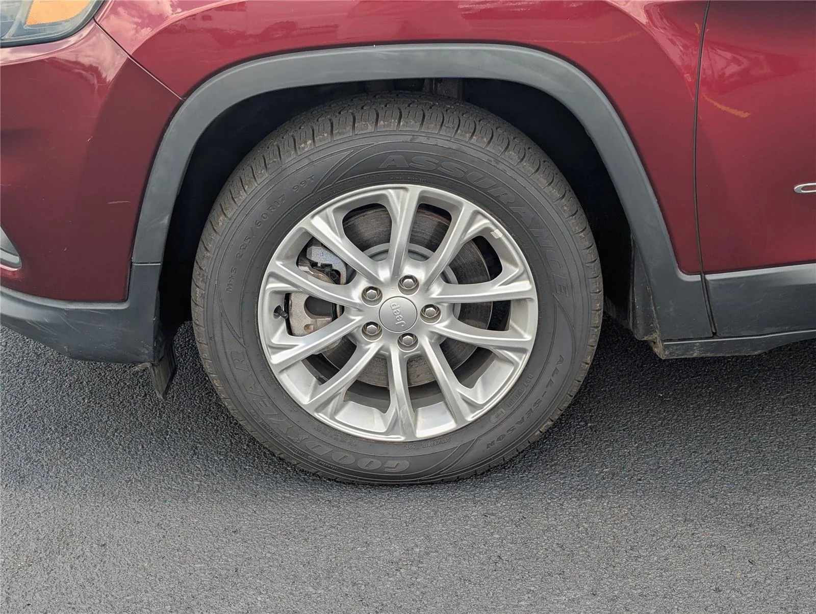 Used 2019 Velvet Red Pearlcoat Jeep Latitude image 9