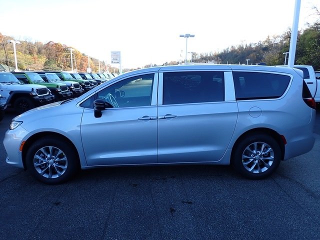 2026 Chrysler Pacifica photo 2