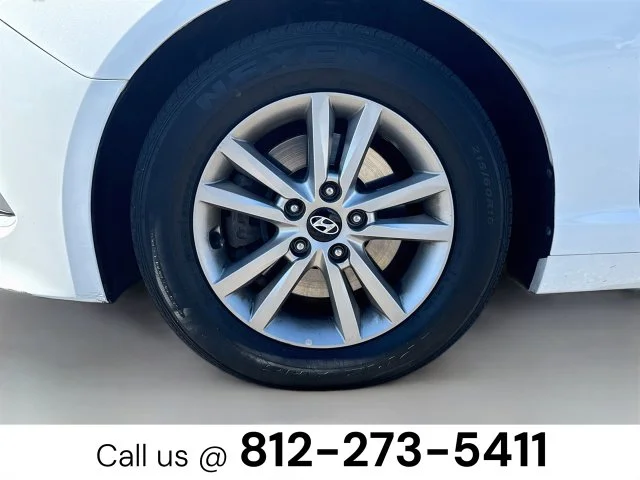 Used 2016 White Hyundai SE image 28