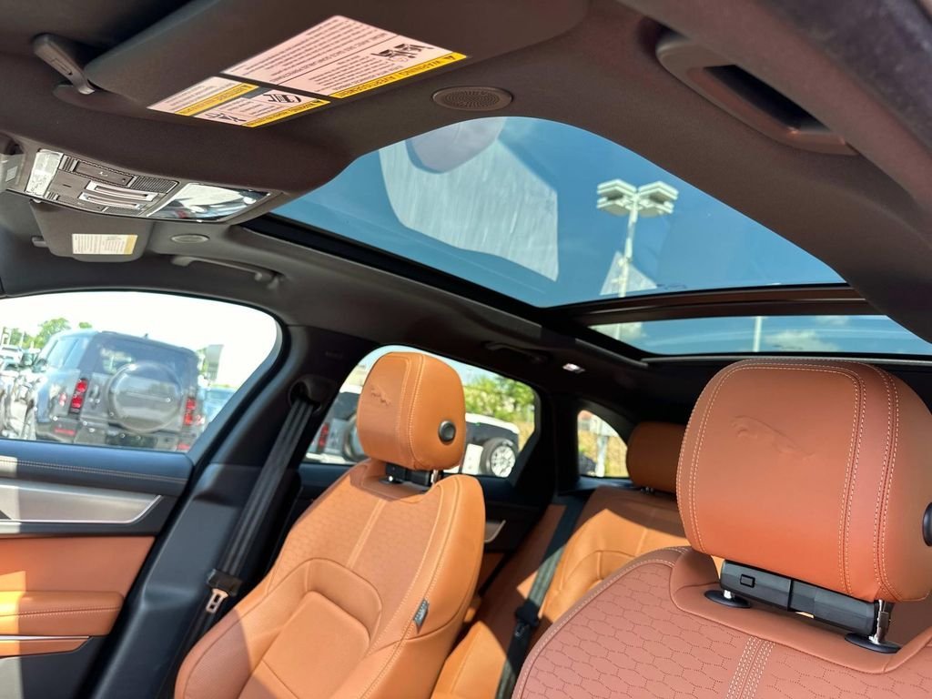 2025 Jaguar F-PACE R-Dynamic S - Photo 11
