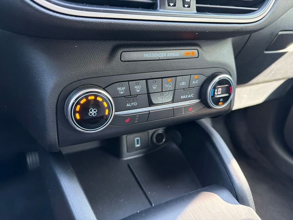 Used 2020 Black Metallic Ford SE image 30