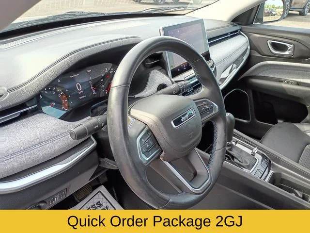 Used 2022 Silver Jeep Latitude image 11