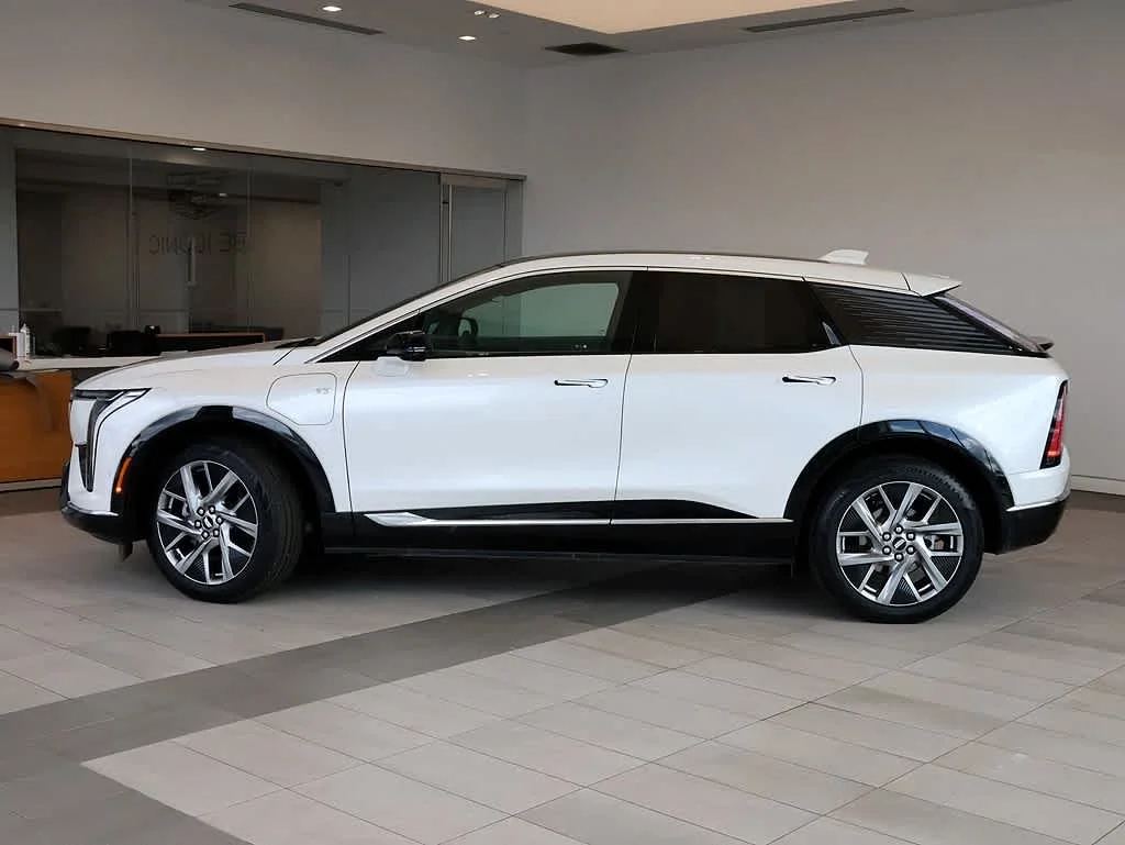 Used 2025 Cadillac OPTIQ Luxury 2 with VIN 3GYK3DMR1SS134134 for sale in Libertyville, IL