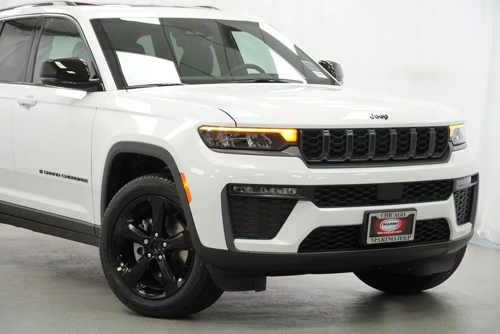 New 2027 Bright White Clear-Coat Paint Jeep Limited image 3