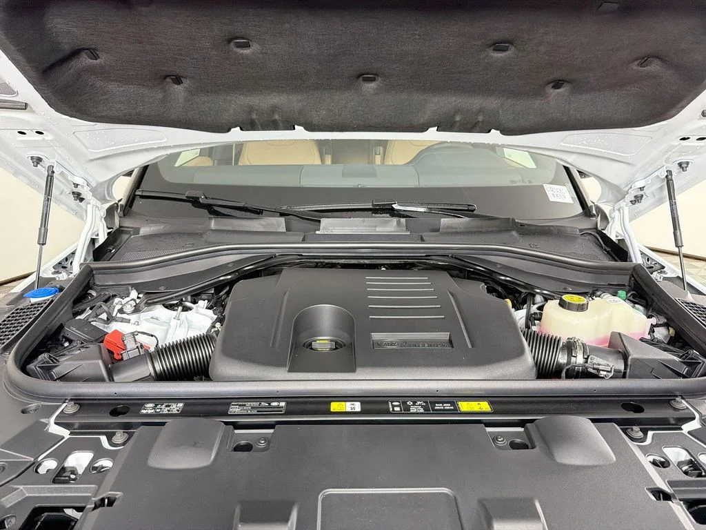 New 2027 Fuji White Land Rover SE image 32