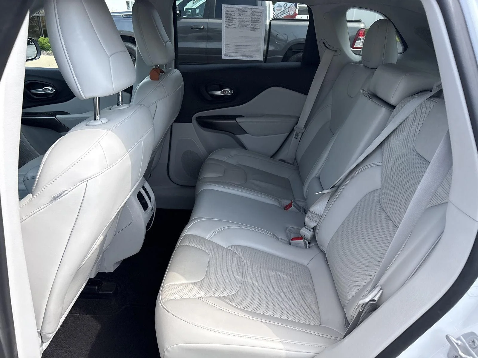 Used 2021 Bright White Clearcoat Jeep Latitude Lux image 10