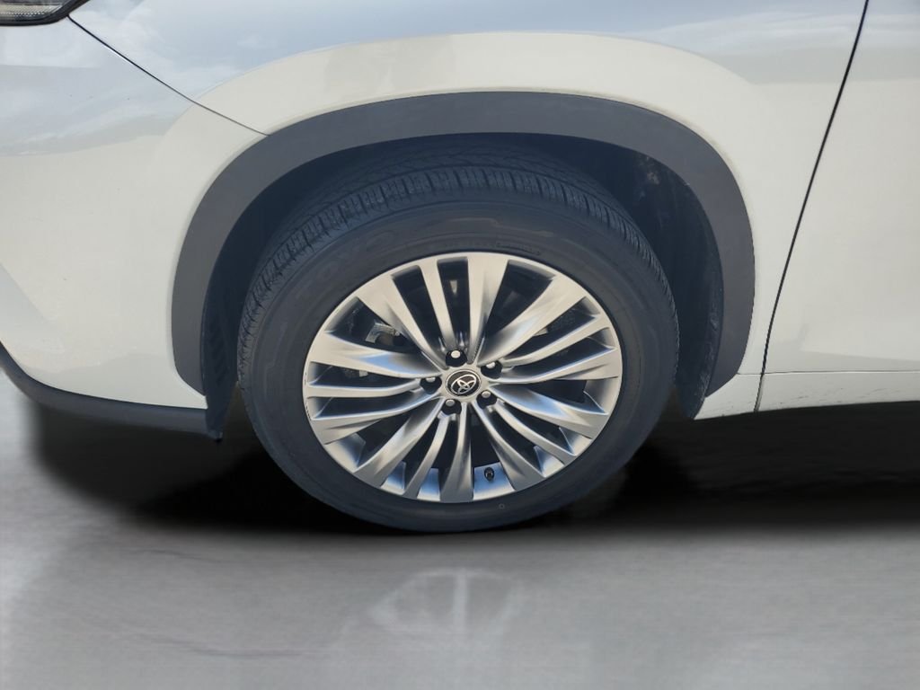 Used 2022 Beige Toyota Platinum image 27