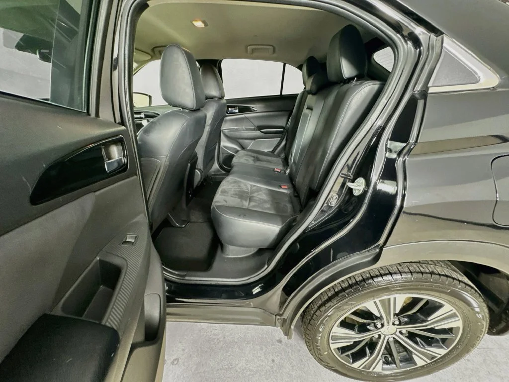 Used 2022  Mitsubishi SE image 29