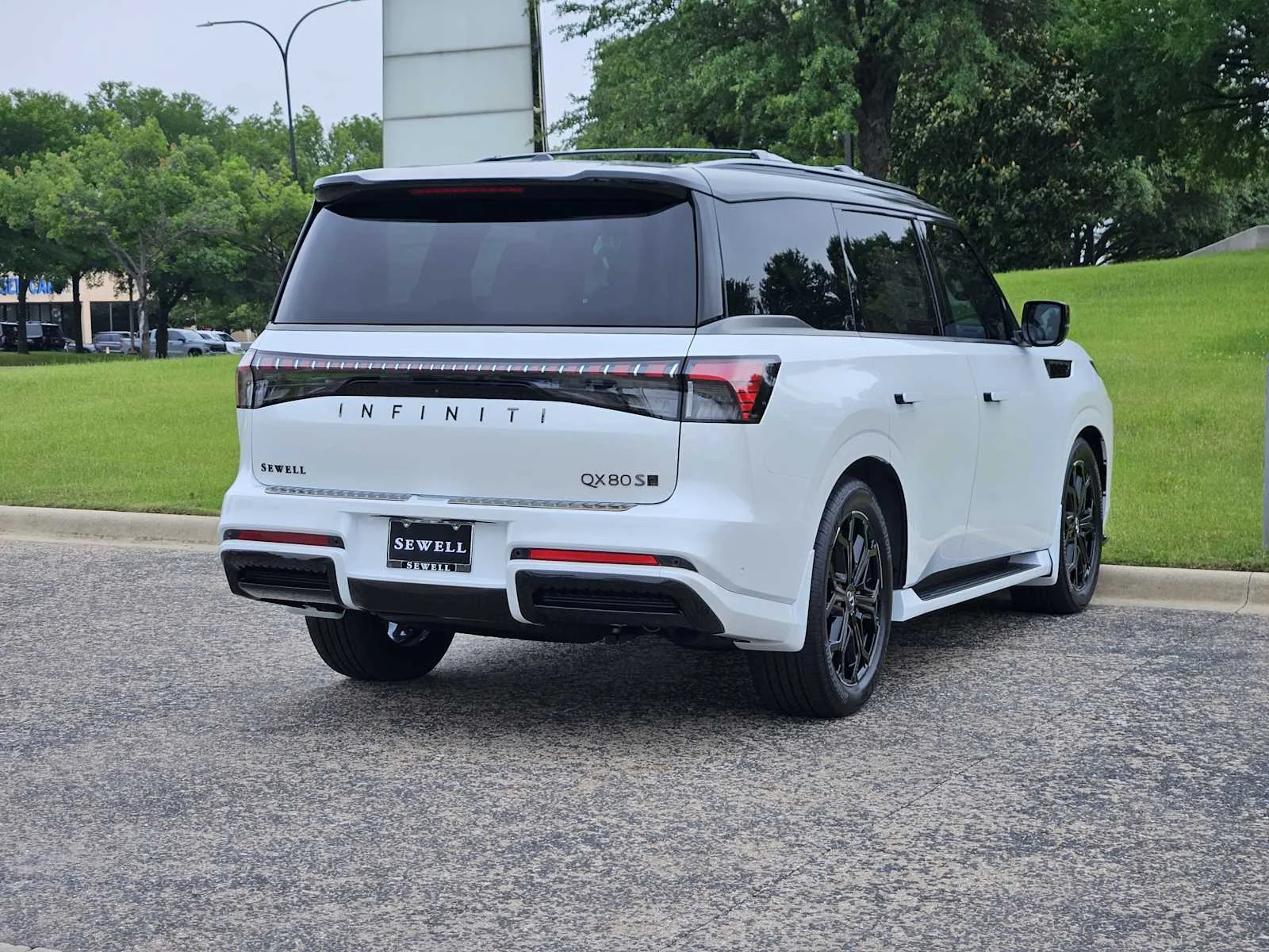 New 2026 RADIANT WHITE INFINITI Sport 4WD image 4
