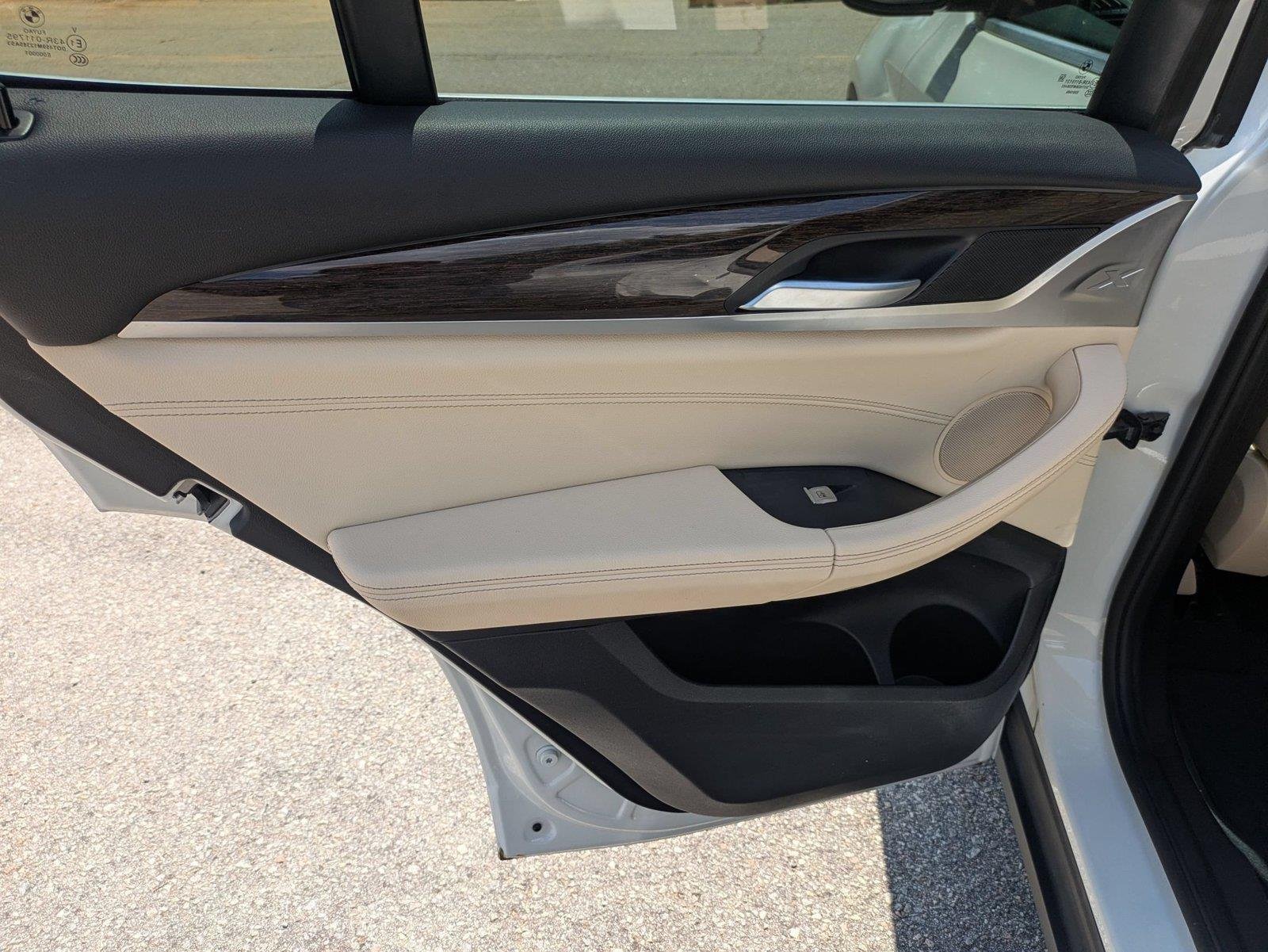 Used 2020 Alpine White BMW sDrive30i image 25