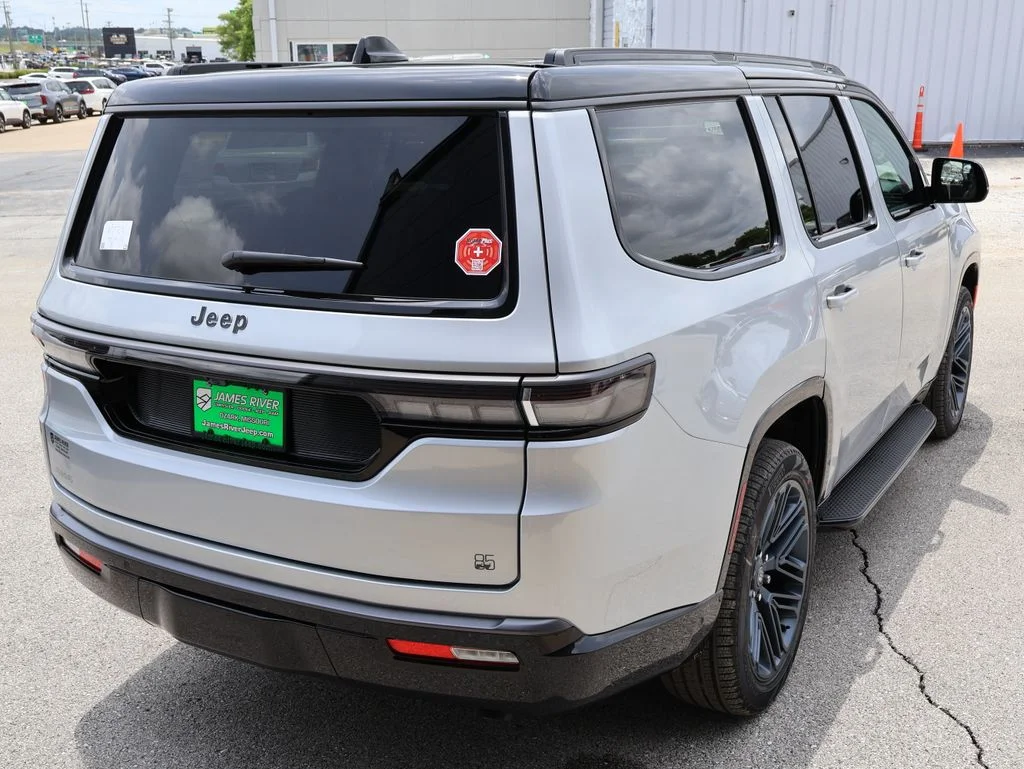 New 2026 Silver-Zynith Exterior Paint Jeep  image 5