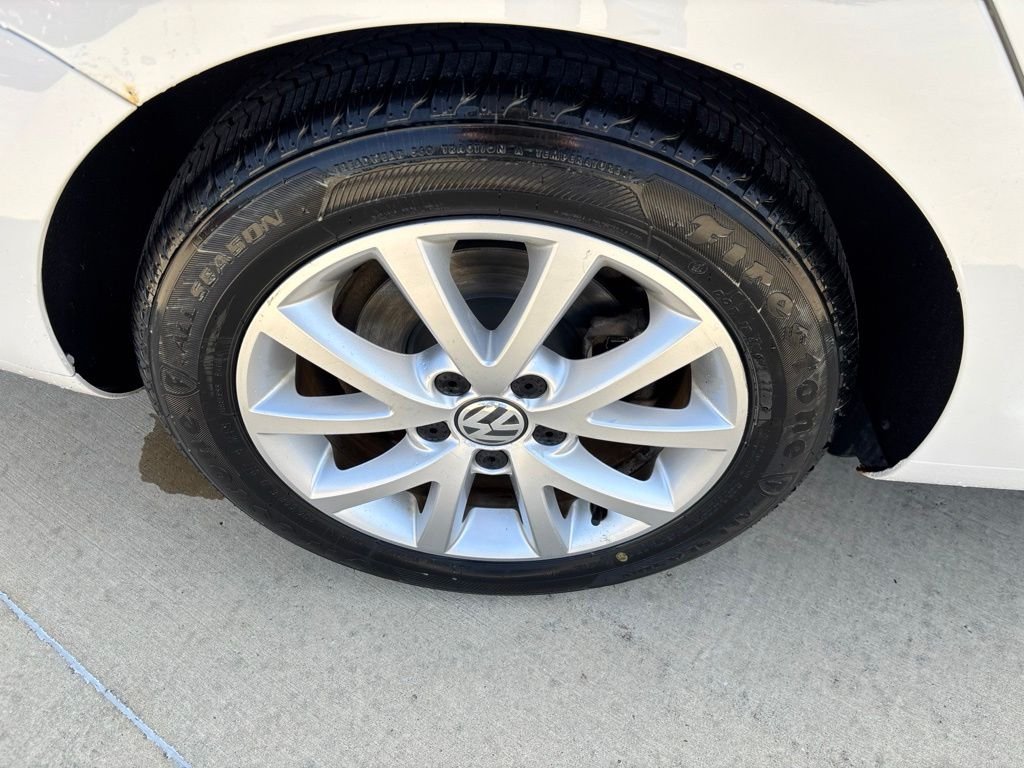 Used 2013 Candy White Volkswagen 2.5L SE image 11