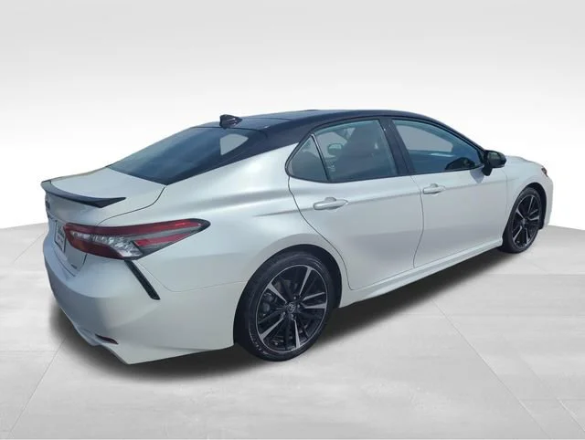 Used 2019 Off-white Toyota XSE V6 image 6