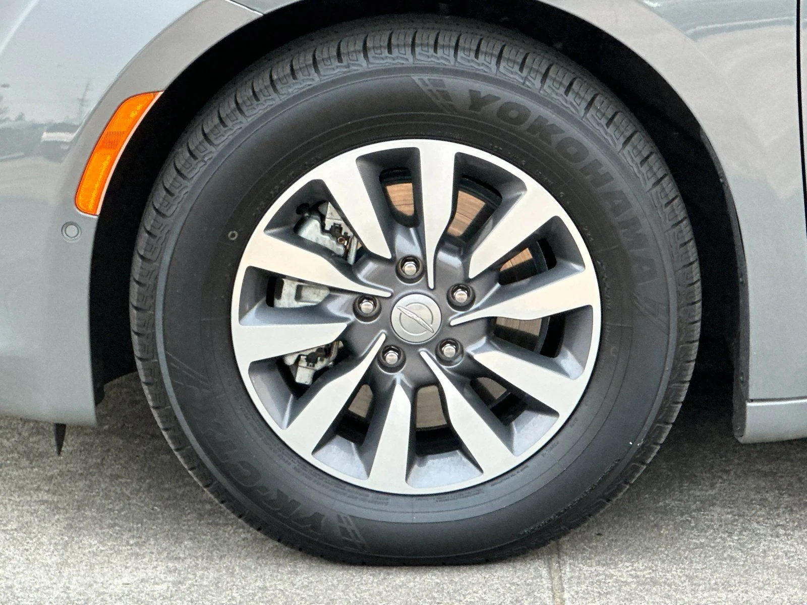Used 2020 Ceramic Gray Clearcoat Chrysler Limited image 25
