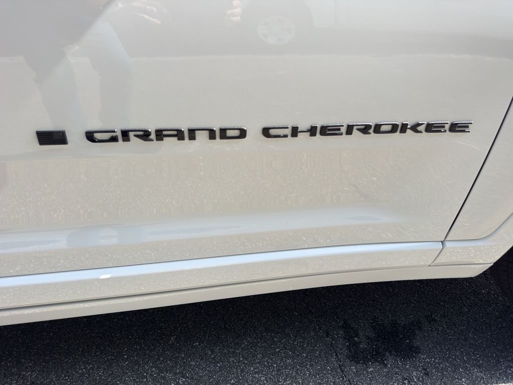 New 2026 Bright White Clear-Coat Exterior Paint Jeep Limited image 38