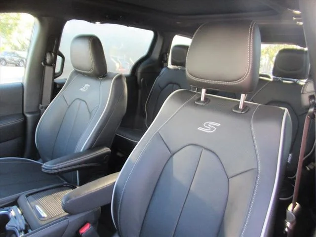 New 2026 Diamond Black Crystal Pearl-Coat Exterior Paint Chrysler Limited image 16