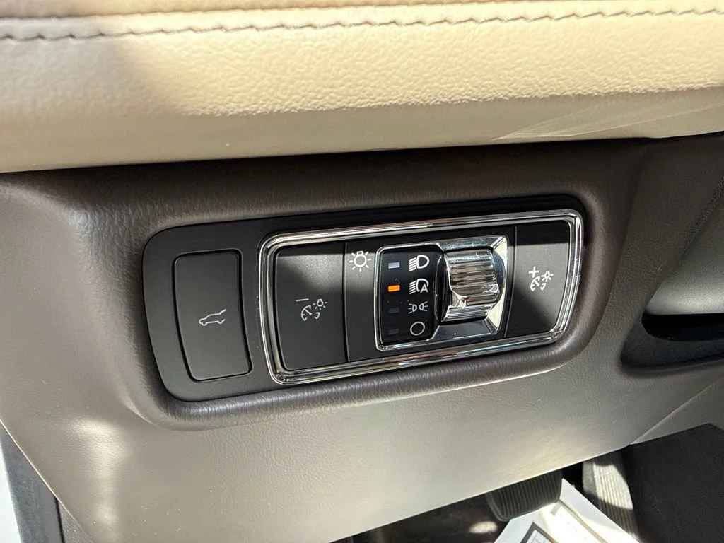 Used 2022 White Lincoln Reserve image 23