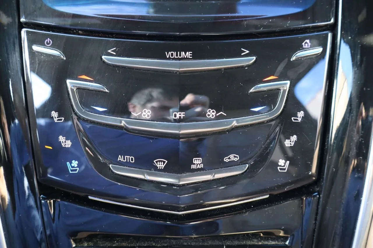 Used 2019 Crystal White Tricoat Cadillac Platinum image 16