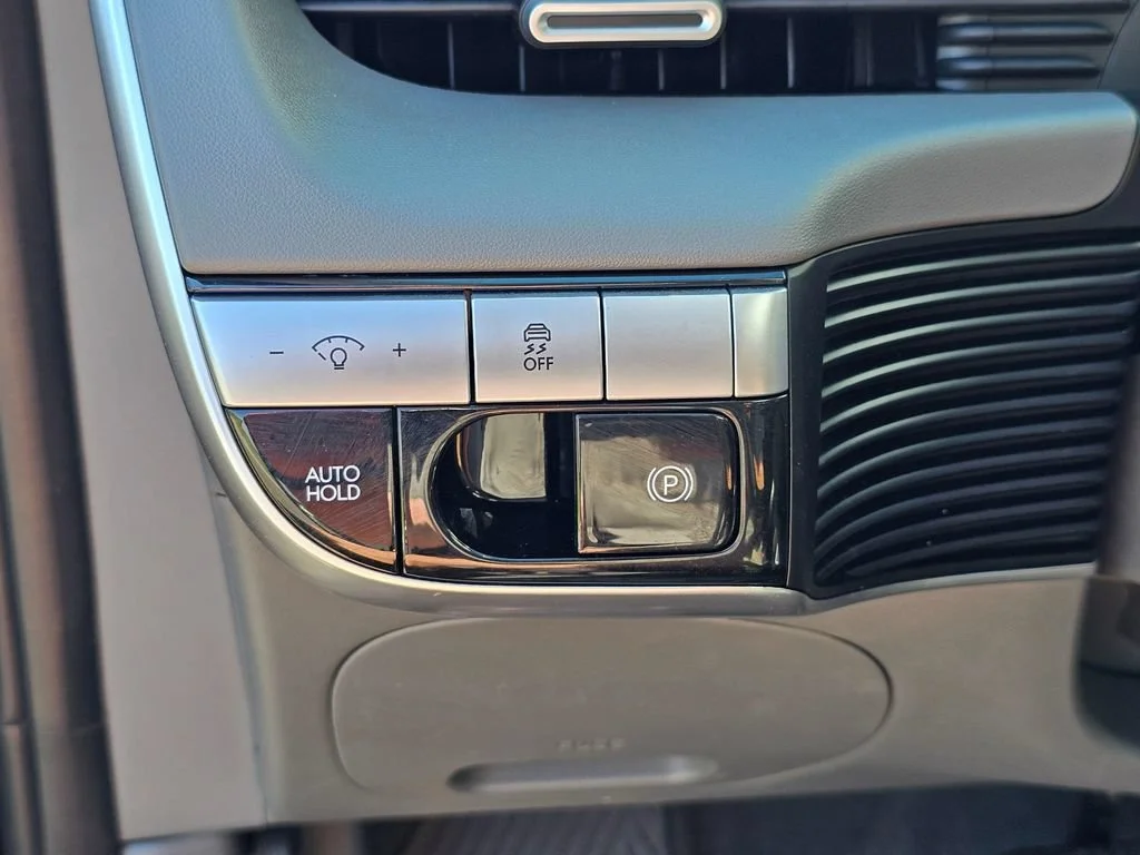 Used 2022  Hyundai SE image 23
