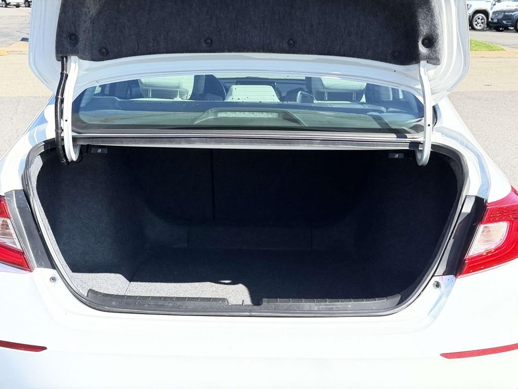Used 2018 White Honda EX image 13