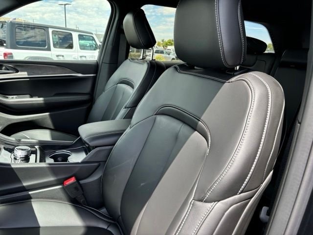 New 2026 Diamond Black Crystal Pearl-Coat Exterior Paint Jeep Limited image 11