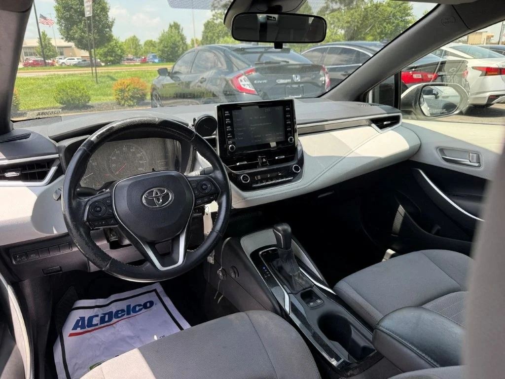 Used 2020 White Toyota SE image 16