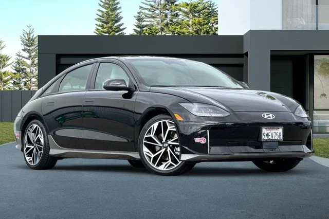 Used 2024 Black Hyundai SEL image 2