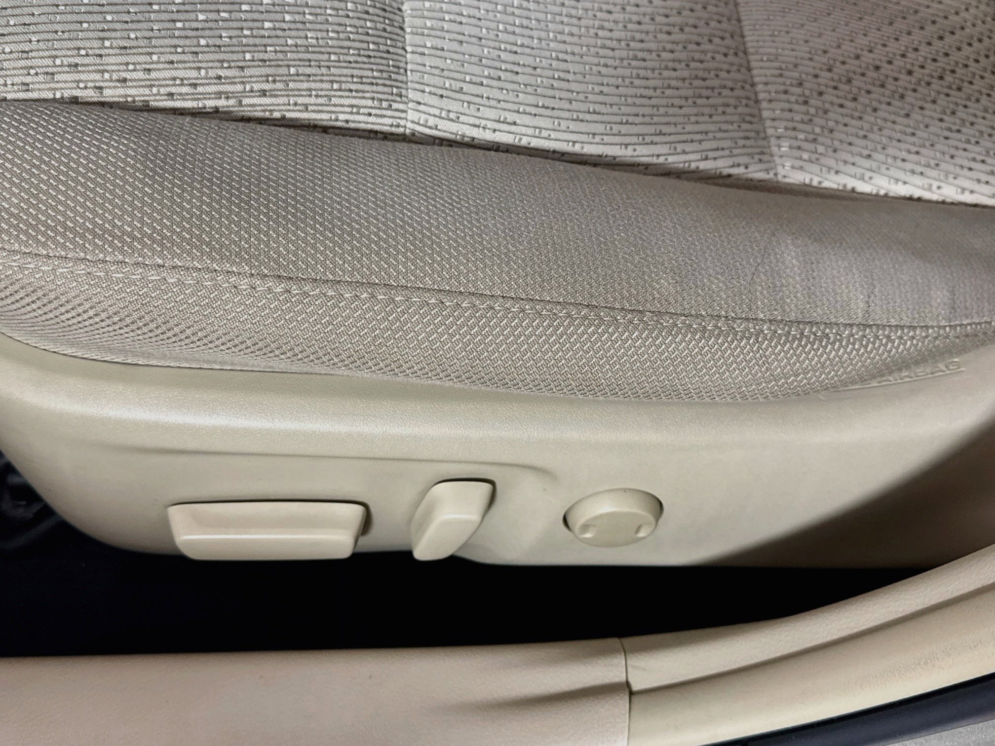 Used 2014 Creme Brulee Mica Toyota LE image 18