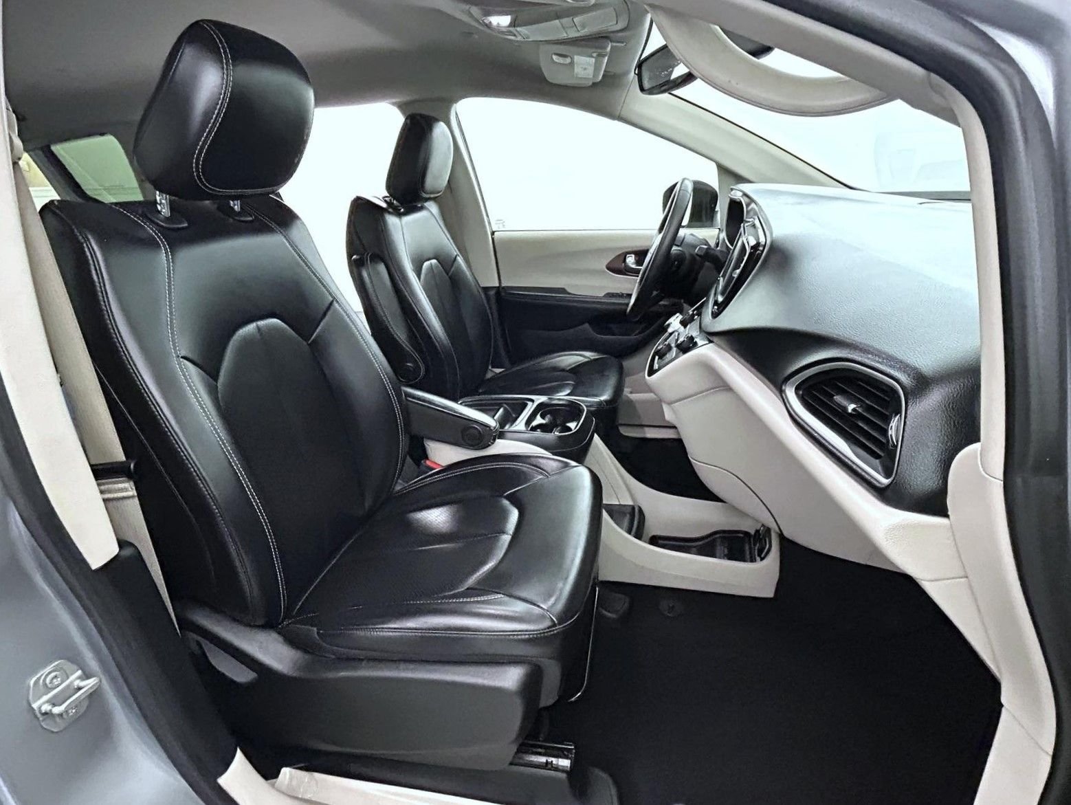 Used 2020 Silver Chrysler LXI image 15