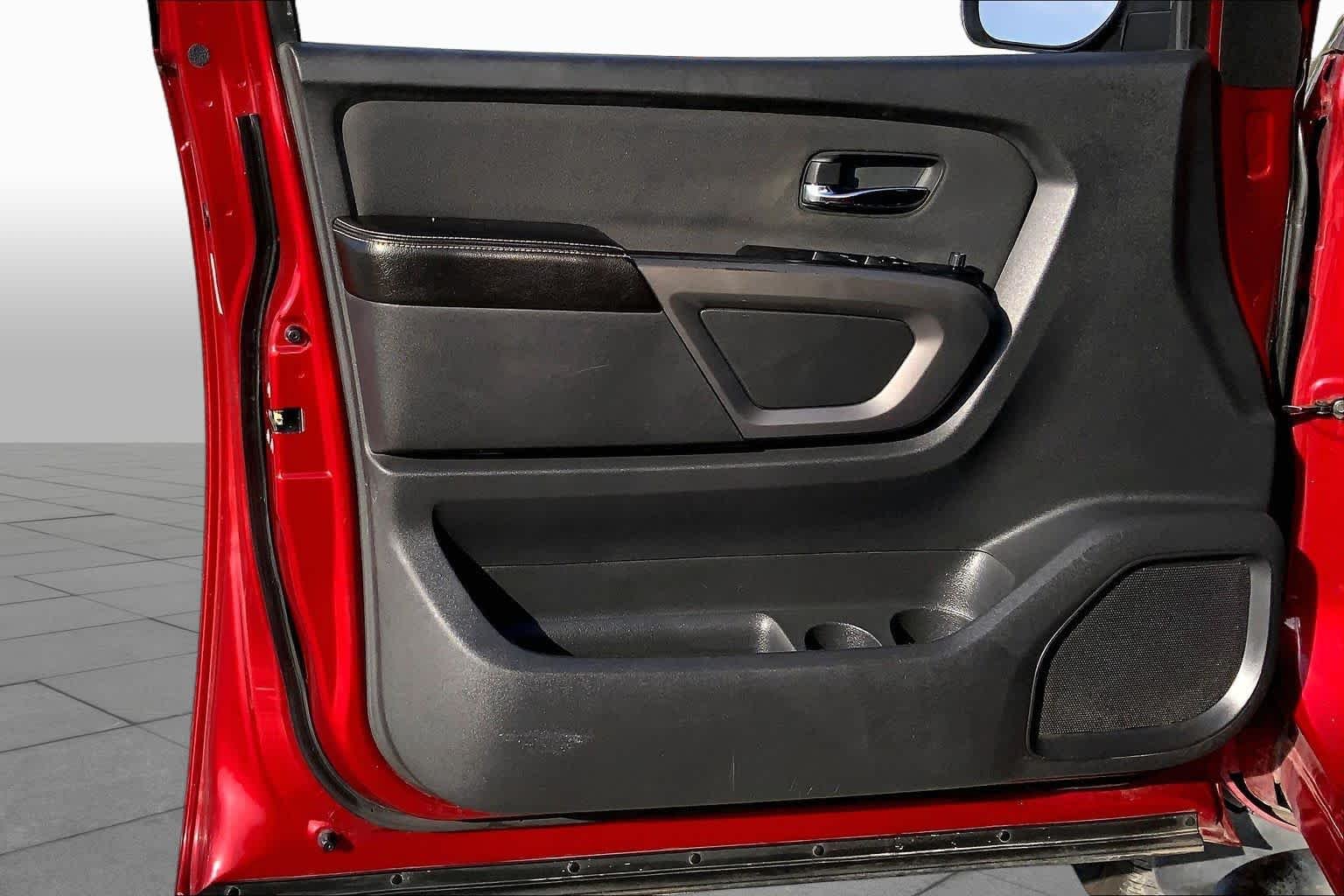 Used 2015 Cayenne Red Nissan PRO-4X image 21