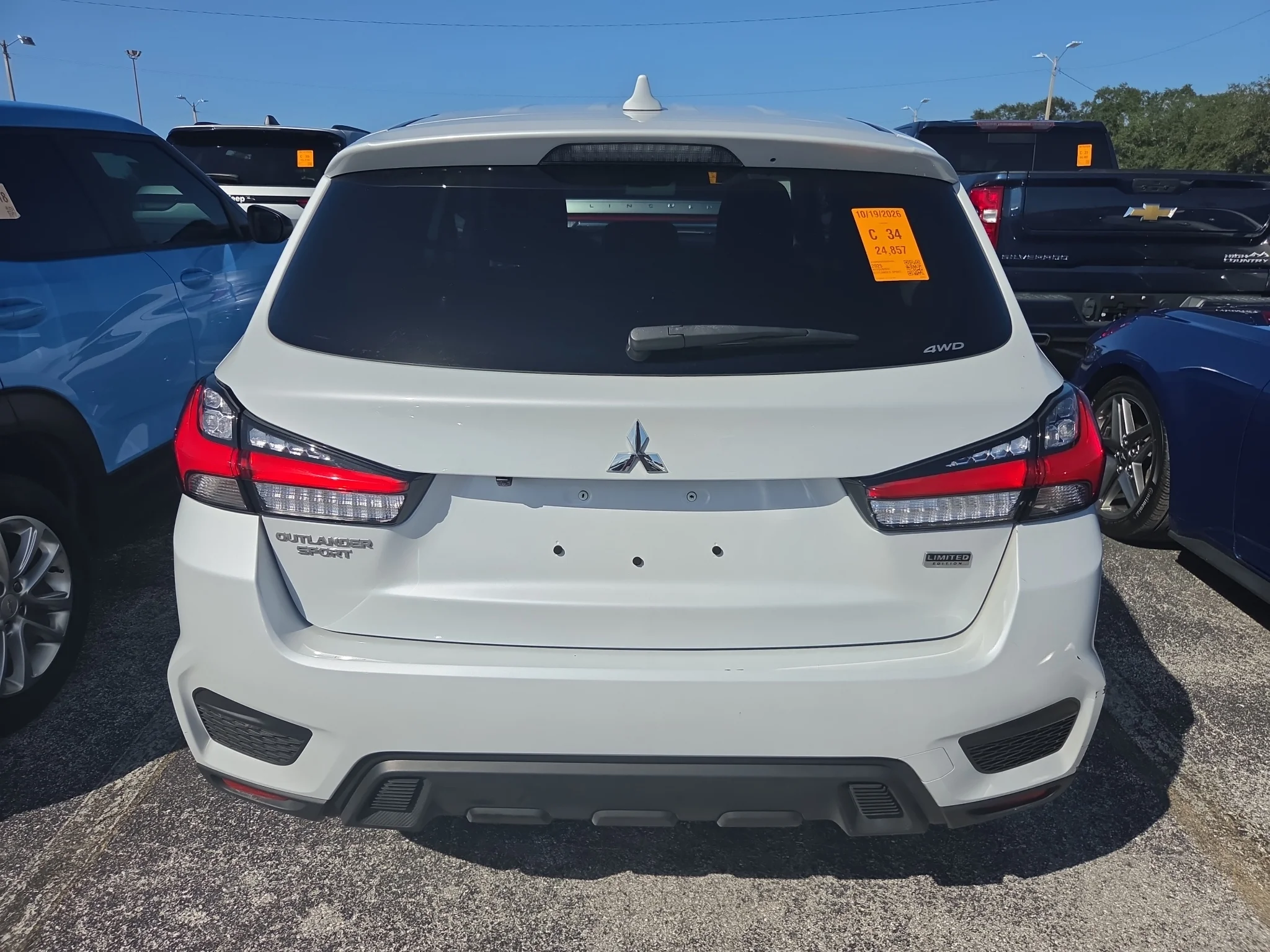 Used 2025 White Diamond Mitsubishi LE image 2