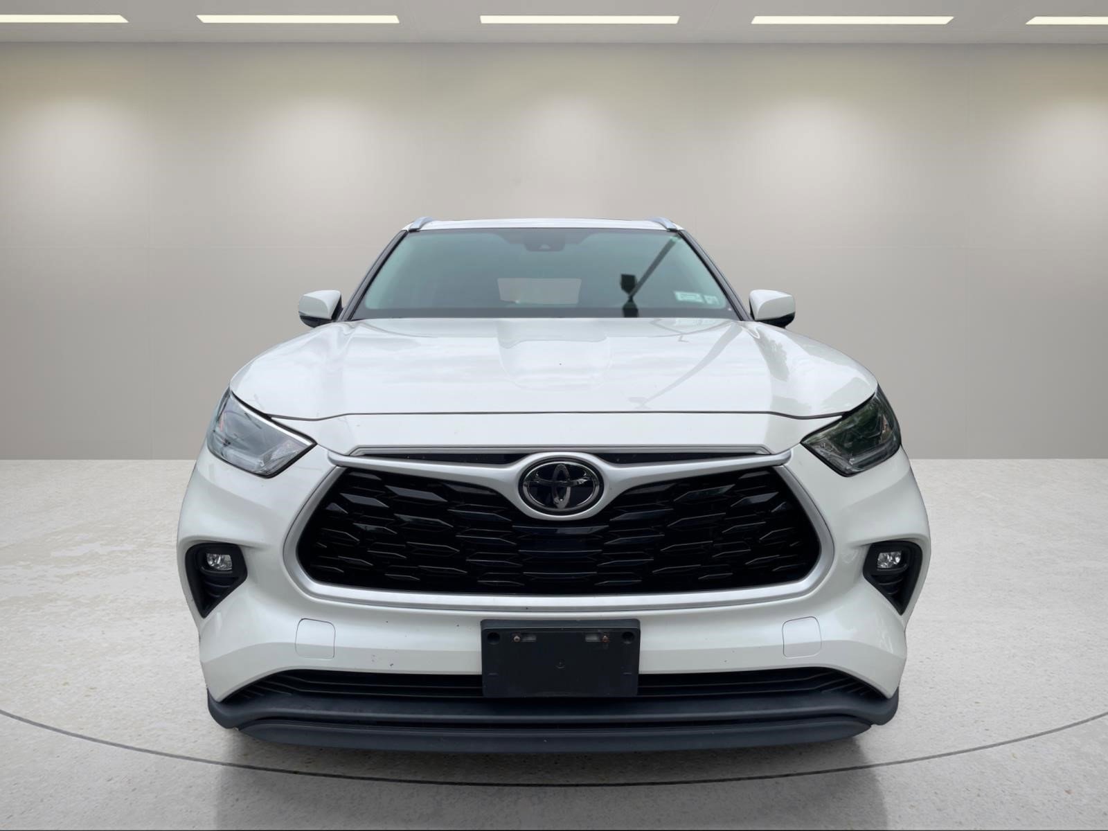 Used 2021 Blizzard Pearl Toyota XLE image 5