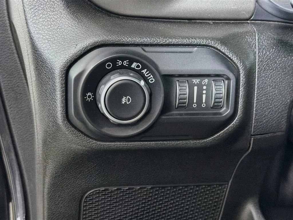 Used 2019 Granite Crystal Jeep Sahara image 11