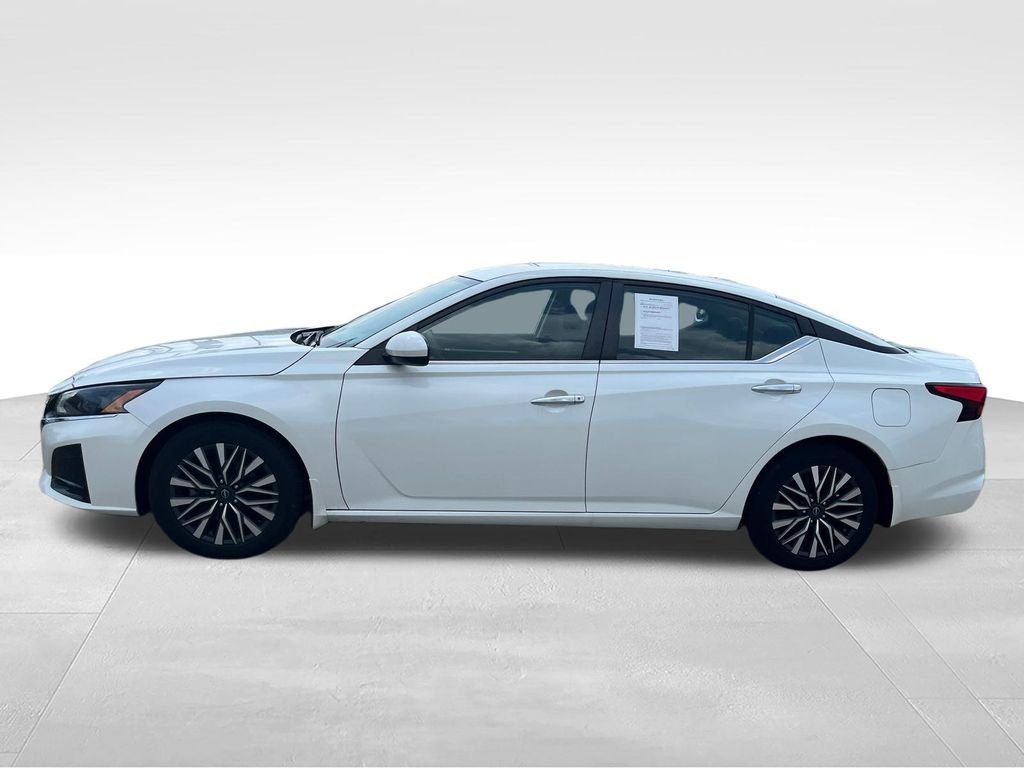 Used 2023 White Nissan 2.5 SV image 2