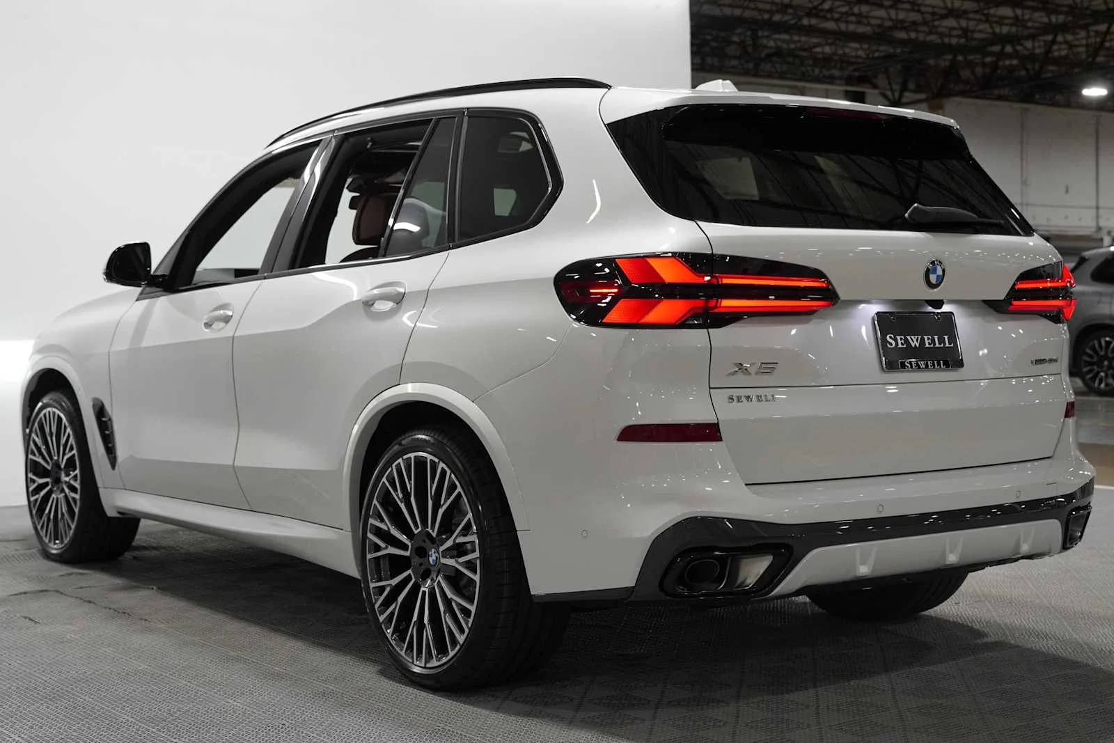 New 2026 Mineral White Metallic BMW xDrive40i image 2