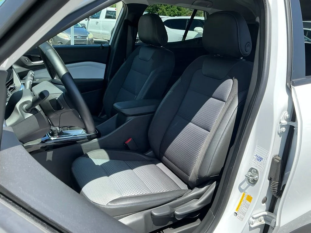 Used 2025 White Chevrolet LT image 25