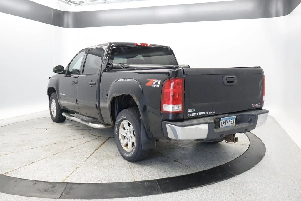 Used 2011 Black GMC SLE image 3