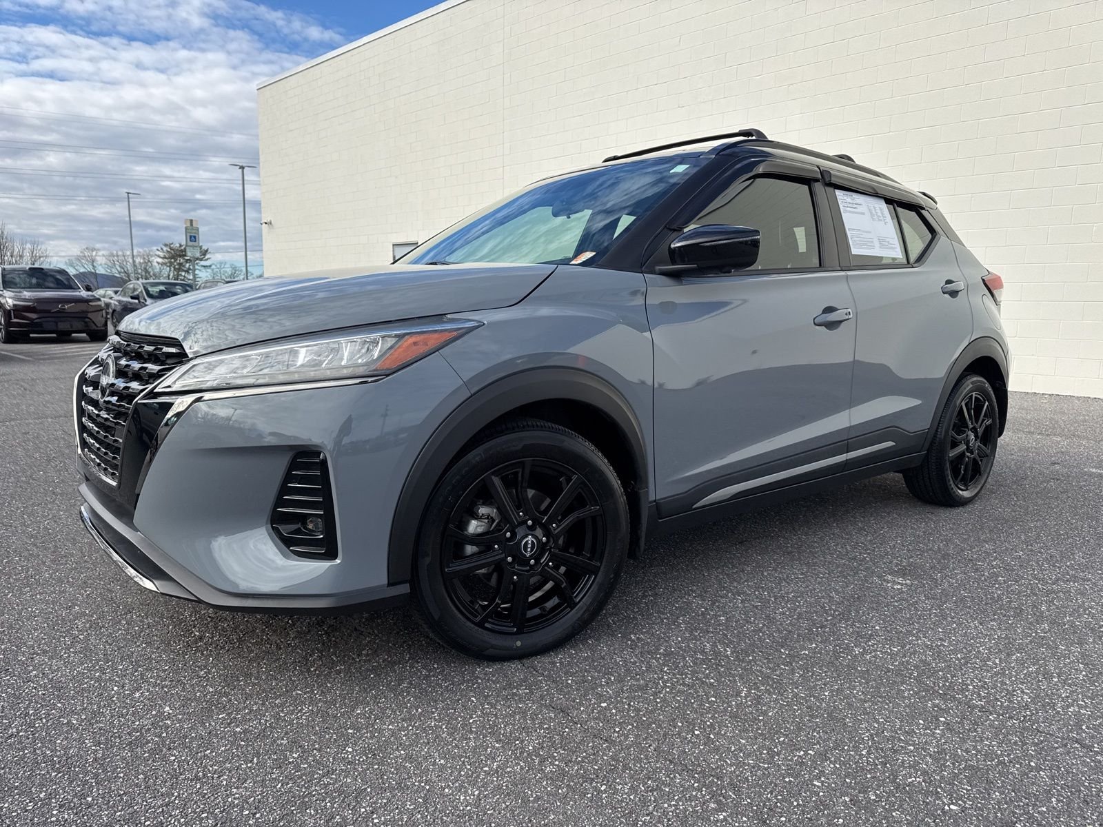 2023 Nissan Kicks SR