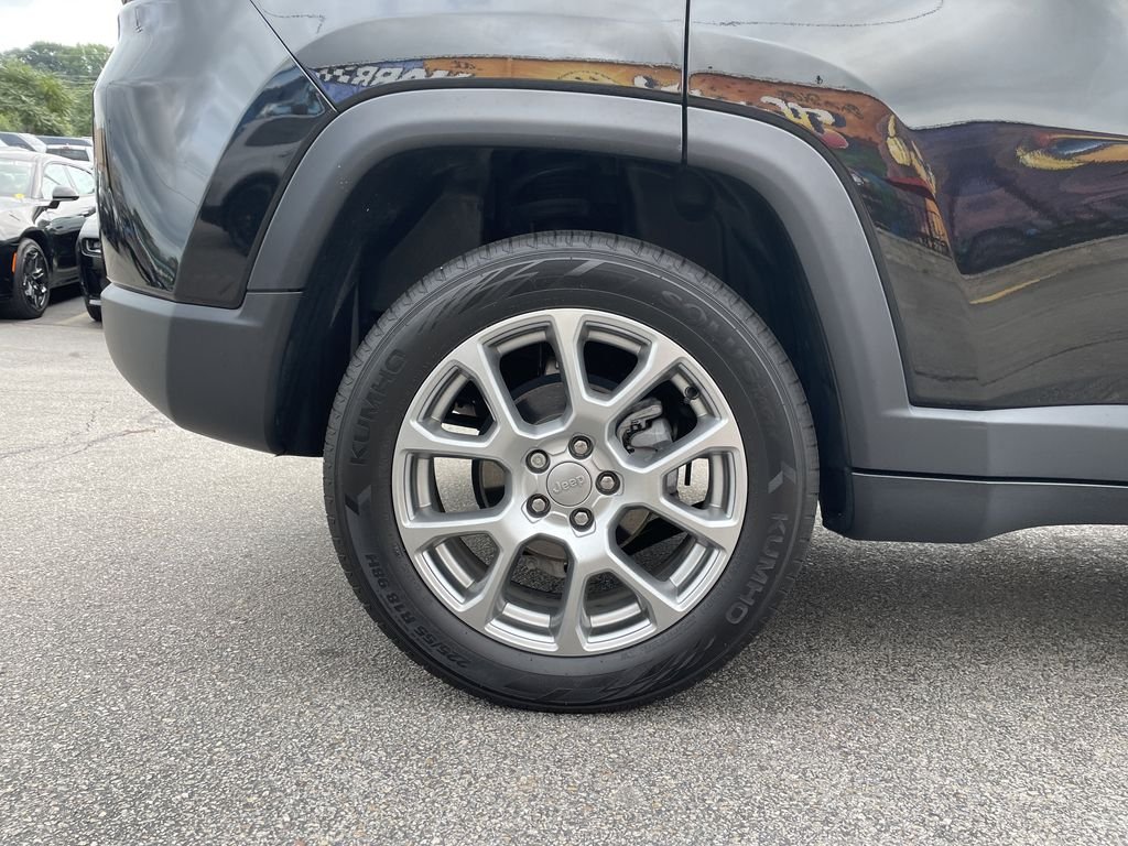 Used 2023 Black Jeep Latitude Lux image 12